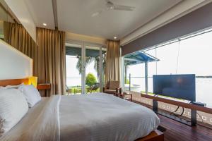 เตียงในห้องที่ StayVista at The Rain - River Villa with Infinity Pool