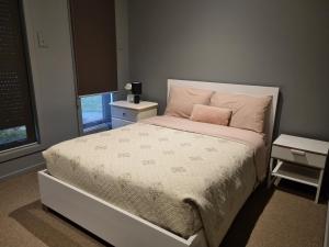 Voodi või voodid majutusasutuse Peaceful 3 bedroom house in Melton Vic toas