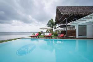 Swimming pool sa o malapit sa StayVista at The Rain - River Villa with Infinity Pool