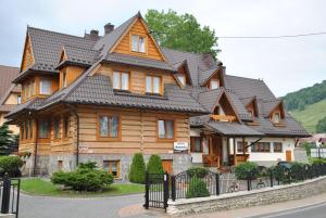 ザコパネにあるWilla Świdrówkaの黒屋根の大木造家屋
