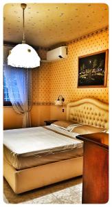 una camera con due letti e un lampadario a braccio di Dream of Chantal a Casal Palocco