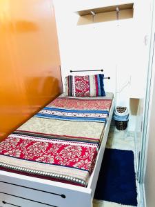 2 stapelbedden in een kamer met kussens bij Moon Backpackers , Al Rigga , Partition for Couples and for singles in Dubai