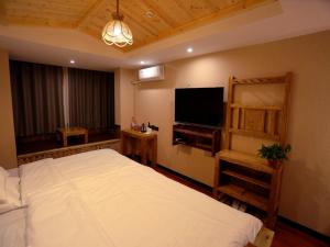 Televízia a/alebo spoločenská miestnosť v ubytovaní Thank Inn Plus Cangzhou Suning Sushui