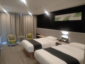 um quarto de hotel com duas camas e uma mesa e cadeiras em Thank Inn Plus Kashgar Shule 41st Caohu Town em Kashgar