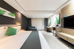 Habitación de hotel con cama grande y TV en Thank Inn Plus Suqian Shuyang Shandong Mall en Suqian