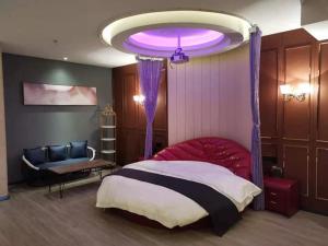 1 dormitorio con 1 cama con techo púrpura en Thank Inn Plus Kashgar Shule 41st Caohu Town, en Kashgar