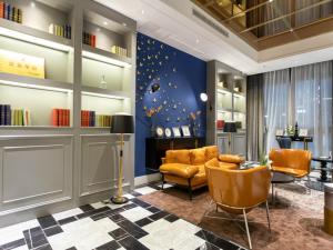 萬州的住宿－重庆万州区观音岩鸿鸥广场兰欧酒店，一个带橙色椅子和蓝色墙壁的沙龙