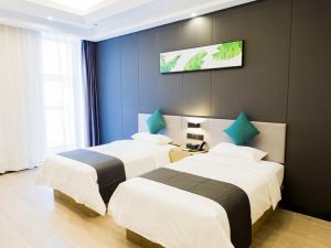 Letto o letti in una camera di Thank Inn Plus Datong Senyuan Building High-Speed Railway Station