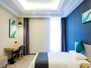 Letto o letti in una camera di Thank Inn Plus Datong Senyuan Building High-Speed Railway Station