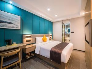 Giường trong phòng chung tại Feronia Hotel Beijing Bird's Nest Datun Road