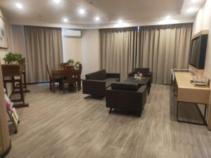 sala de estar con sofá, sillas y mesa en Thank Inn Plus Kashgar Shule 41st Caohu Town en Kashgar
