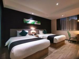 pokój hotelowy z 2 łóżkami i oknem w obiekcie Thank Inn Plus Chongqing Pengshui Yujing Jiangshan w mieście Pengshui