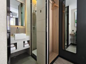 日喀則的住宿－尚客优品日喀则扎什伦布寺酒店，一间带水槽和镜子的浴室