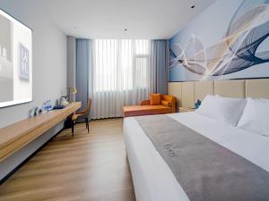Un pat sau paturi într-o cameră la LanOu Hotel Qianjiang High-Speed Railway Station Lobster City