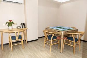 um quarto com duas mesas e duas cadeiras em Thank Inn Plus Dongguan Dalingshan em Dongguan