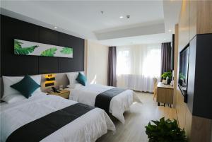 Habitación de hotel con 2 camas y TV de pantalla plana. en Thank Inn Plus Lanzhou Dongfanghong Plaza Pingliang Road en Lanzhou