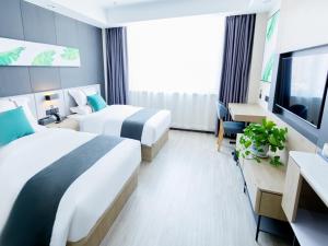 TV a/nebo společenská místnost v ubytování Thank Inn Plus Xing'an Senfa Four Season Flower City