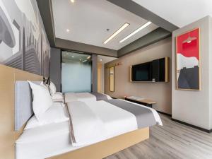 1 dormitorio con 1 cama blanca grande y TV de pantalla plana en Thank Inn Plus Kashgar Ancient City Pedestrian Street, en Kashgar