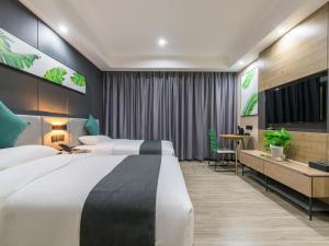 a hotel room with a large bed and a desk at Thank Inn Plus Jiaozuo Jiefang District Heping Street in Jiaozuo