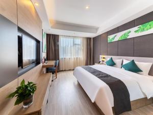 um quarto de hotel com uma cama grande e uma televisão em Thank Inn Plus Shijiazhuang Xinhua District West Beierhuan Road em Shijiazhuang