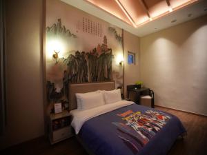 Schlafzimmer mit einem Bett mit Wandgemälde in der Unterkunft Feronia Hotel Taihang Xiyagou Tourist Area in Nanhekou