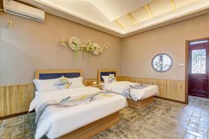 Zimmer mit 2 Betten und einem Fenster in der Unterkunft Feronia Hotel Changzhi Huguan Happy Taihang Valley in Huguan