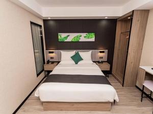 een slaapkamer met een groot bed in een kamer bij Thank Inn Plus Xuzhou Yunchuang Technology Park Ocean Polar World in Xuzhou