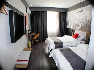 Cette chambre comprend 2 lits et une télévision à écran plat. dans l'établissement Thank Inn Plus Chuzhou Mingguang Starlight Trade City, à Mingguang