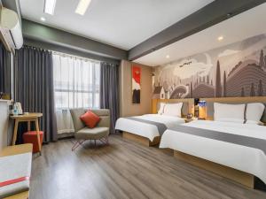 Pokój hotelowy z 2 łóżkami i krzesłem w obiekcie Thank Inn Plus Kashgar Ancient City Pedestrian Street w mieście Kaszgar