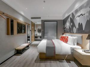 sypialnia z dużym łóżkiem i łazienką w obiekcie Thank Inn Hengyang Leiyang City Jinhua Road w mieście Leiyang