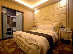 Llit o llits en una habitació de Thank Inn Plus Cangzhou Suning Sushui