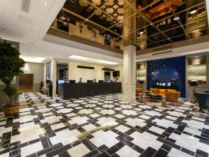 un vestíbulo con suelo a cuadros en un hotel en LanOu Hotel Chongqing Hongou Square Wanzhou Guanyinyan, en Wanzhou