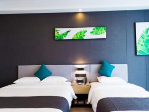 Letto o letti in una camera di Thank Inn Plus Datong Senyuan Building High-Speed Railway Station