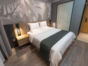 1 dormitorio con 1 cama grande en una habitación en Thank Inn Plus Lanzhou New District Zhongchuan Airport Rainbow City, en Lanzhou