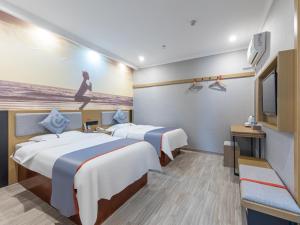 a hotel room with two beds and a tv at Junyi Hotel Hefei South High-Speed Railway Station in Hefei