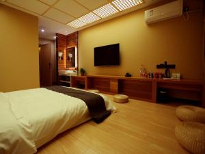 Televízia a/alebo spoločenská miestnosť v ubytovaní Thank Inn Plus Cangzhou Suning Sushui