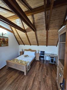 um quarto com uma cama e um tecto de madeira em Pensiunea Nobil Medieval em Sighişoara