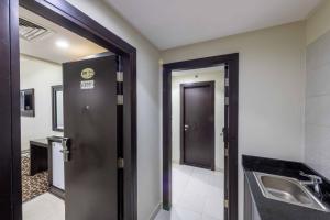 Kuchyň nebo kuchyňský kout v ubytování Abdul Hafez Al Humaidan Hotel