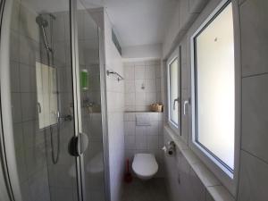Koupelna v ubytování Pension Heino + 37 fotografií