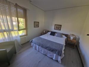 a bedroom with a bed and a window at Lizuniaga in Bera
