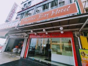 Un escaparate de un hotel con zona comercial en Marine Bay Hotel, en Sandakan