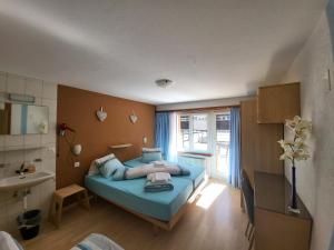 mały pokój z łóżkiem i umywalką w obiekcie Pension Heino w mieście Saas-Grund