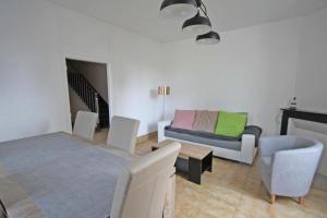 sala de estar con sofá, mesa y sillas en L' ecurbie en Coussac-Bonneval