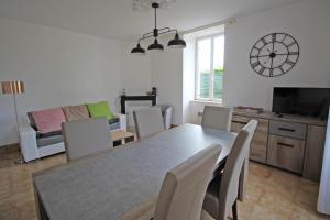 comedor y sala de estar con mesa y sillas en L' ecurbie en Coussac-Bonneval