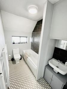 uma casa de banho com um WC, uma banheira e um lavatório. em Laburnum No3 by Oracle em Stratford-upon-Avon