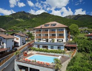 einen Luftblick auf ein Resort mit einem Pool in der Unterkunft Hotel Garni Paler in Dorf Tirol