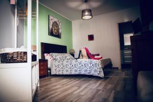 - une chambre avec un lit et une commode dans l'établissement Apartamento Sofia Los Cristianos, à Los Cristianos