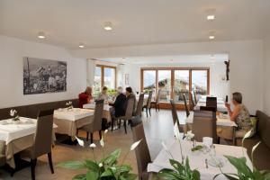 een eetkamer met mensen aan tafel bij Hotel Garni Paler in Tirolo