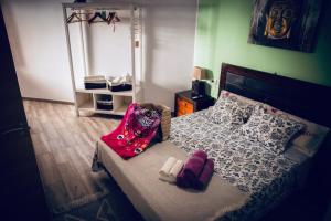 - une chambre avec un lit et un sac dans l'établissement Apartamento Sofia Los Cristianos, à Los Cristianos