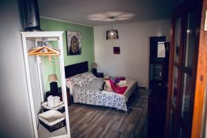 Cette petite chambre comprend un canapé et un miroir. dans l'établissement Apartamento Sofia Los Cristianos, à Los Cristianos